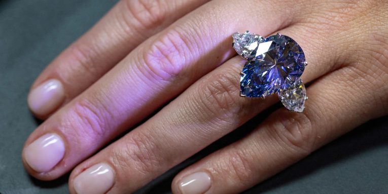 Il diamante blu che potrebbe valere 50 milioni di dollari all’asta!