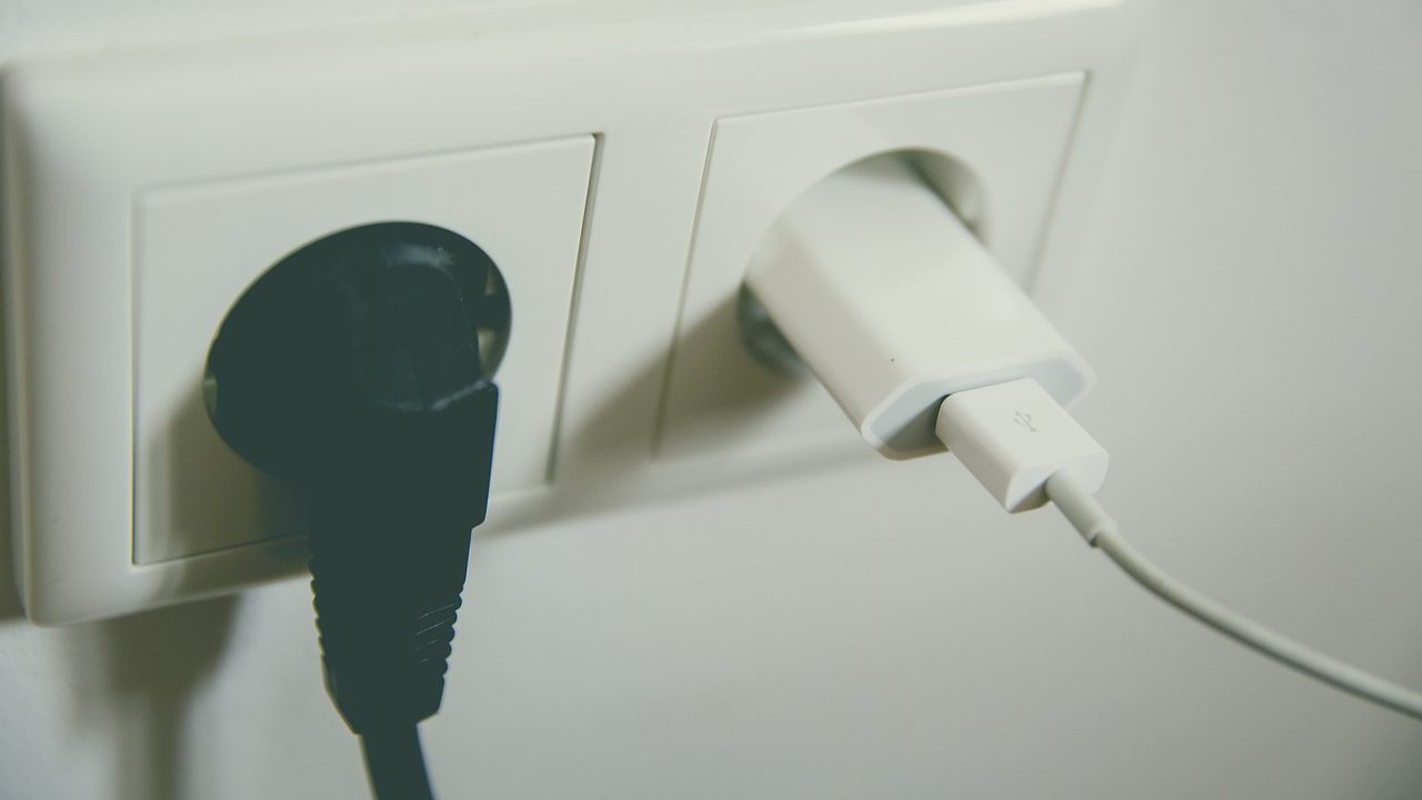 Tutti abbiamo questo dispositivo in casa / Scollegatelo dalla presa prima di dormire, consuma molta energia.